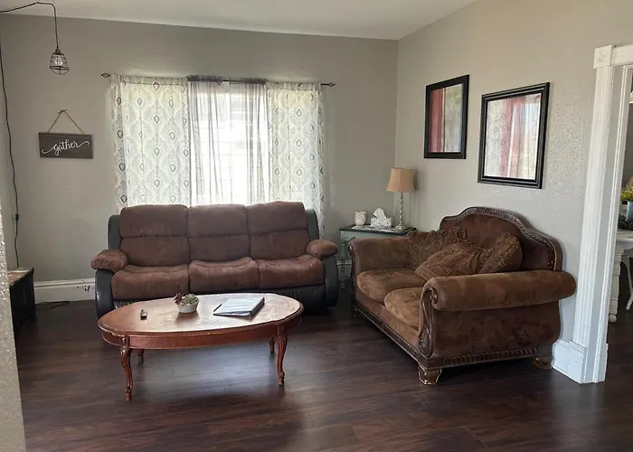 Historic 1902 Home Near Makoshika State Park 4Br